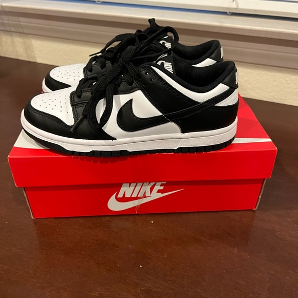 NIB Women’s Nike Dunk Pandas Size 6 - Picture 1 of 4
